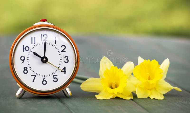 Χρόνος αποταμίευσης φωτός της ημέρας, άνοιξη μπροστινοί - ξυπνητήρι και λουλούδια Πάσχας